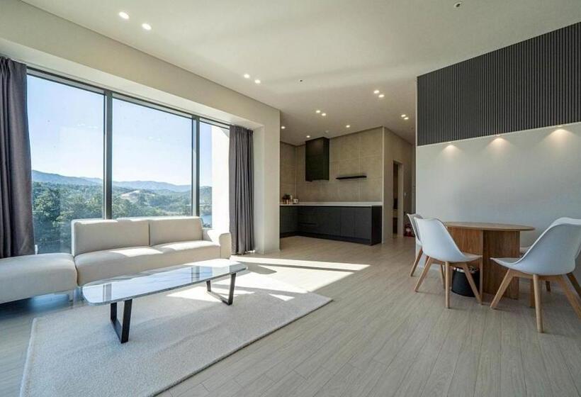 스위트 킹사이즈 침대, Hillsnorkelbeach