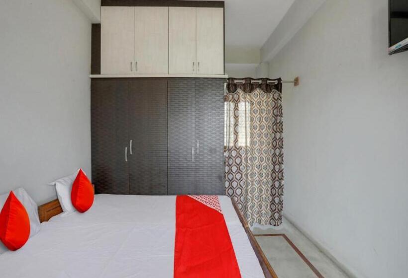 اتاق کلاسیک سه تخته, Oyo Flagship Adhya Lodge