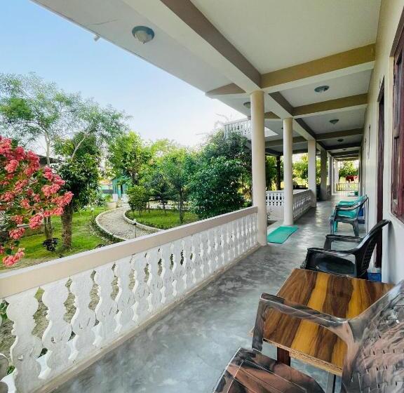 اتاق لوکس, Tree Tops  A Serene Friendly Hotel In Sauraha