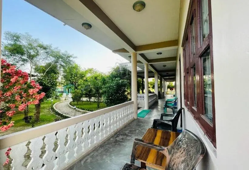 اتاق استاندارد یک نفره, Tree Tops  A Serene Friendly Hotel In Sauraha