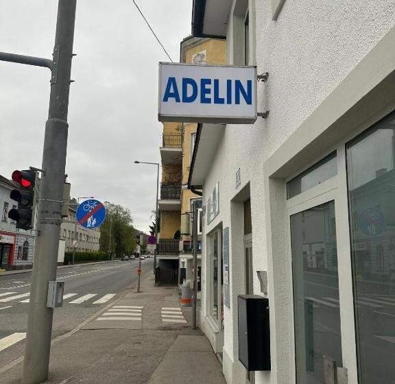 اتاق لوکس, Adelin Vienna