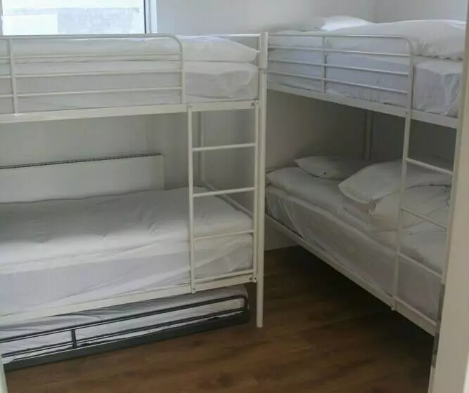 اتاق ساده چهارنفره, Hot Springs Hostel
