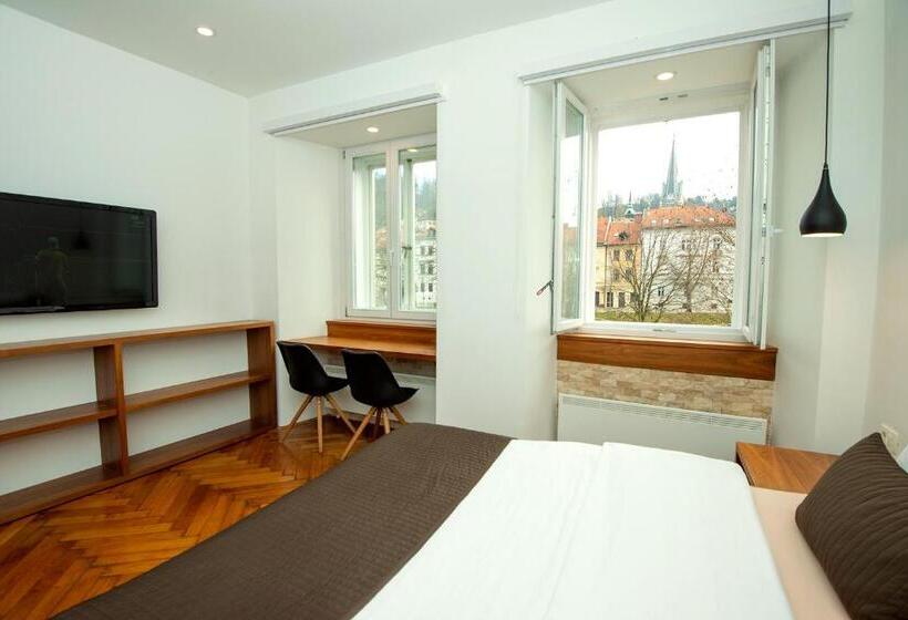 اتاق استاندارد با چشمانداز رودخانه, Galeria River