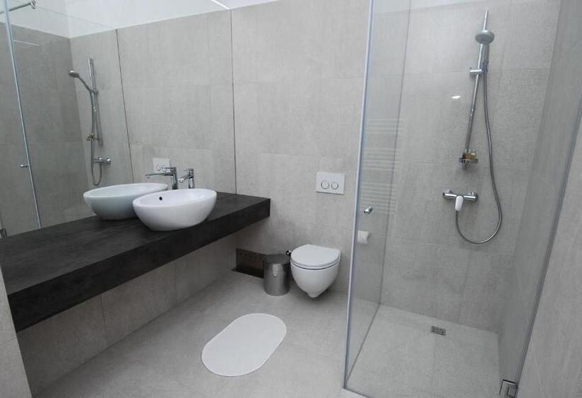 اتاق استاندارد با چشمانداز رودخانه, Galeria River