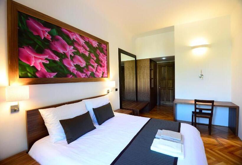 اتاق استاندارد با چشمانداز رودخانه, Galeria River