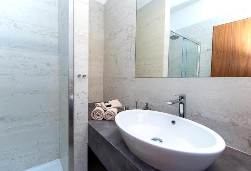 اتاق استاندارد با چشمانداز رودخانه, Galeria River