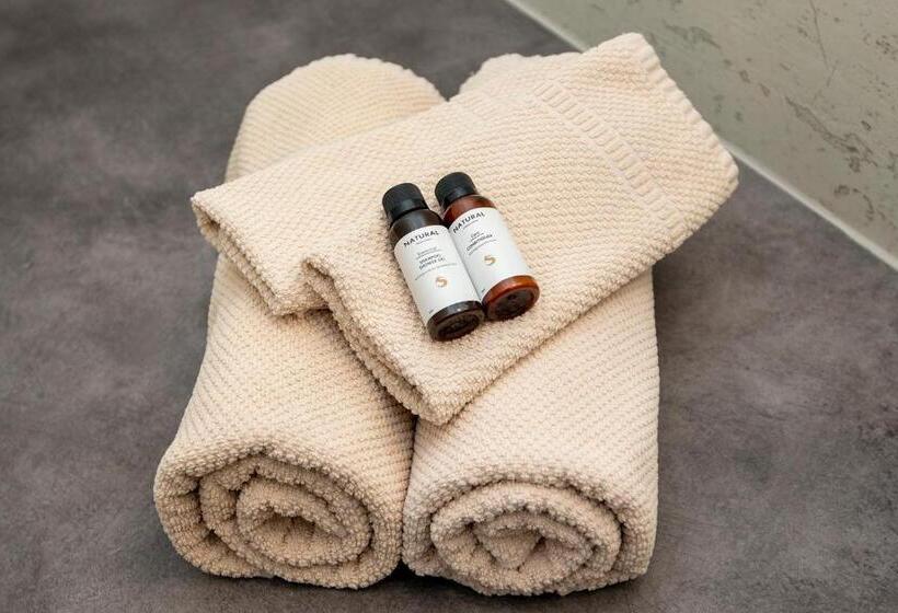 اتاق استاندارد با چشمانداز رودخانه, Galeria River