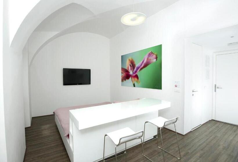 استودیوی استاندارد, Galeria River