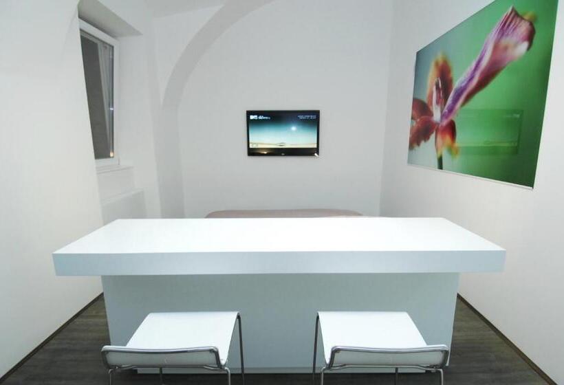 استودیوی استاندارد, Galeria River