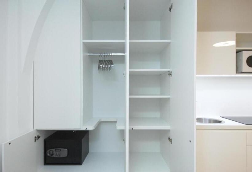 استودیوی استاندارد, Galeria River