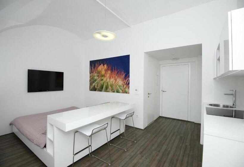 استودیوی استاندارد, Galeria River