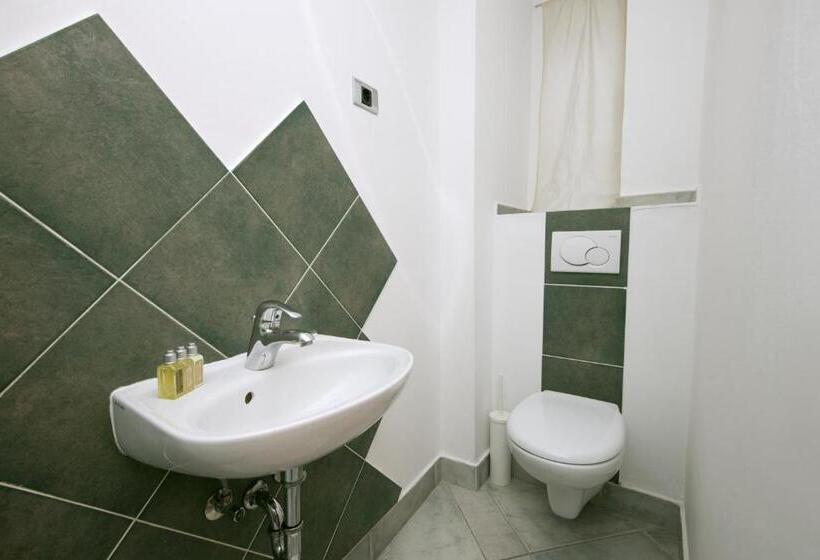 اتاق اکونومی, Galeria River