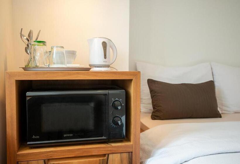 اتاق اکونومی, Galeria River