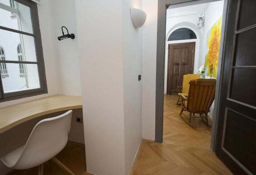 اتاق اکونومی, Galeria River