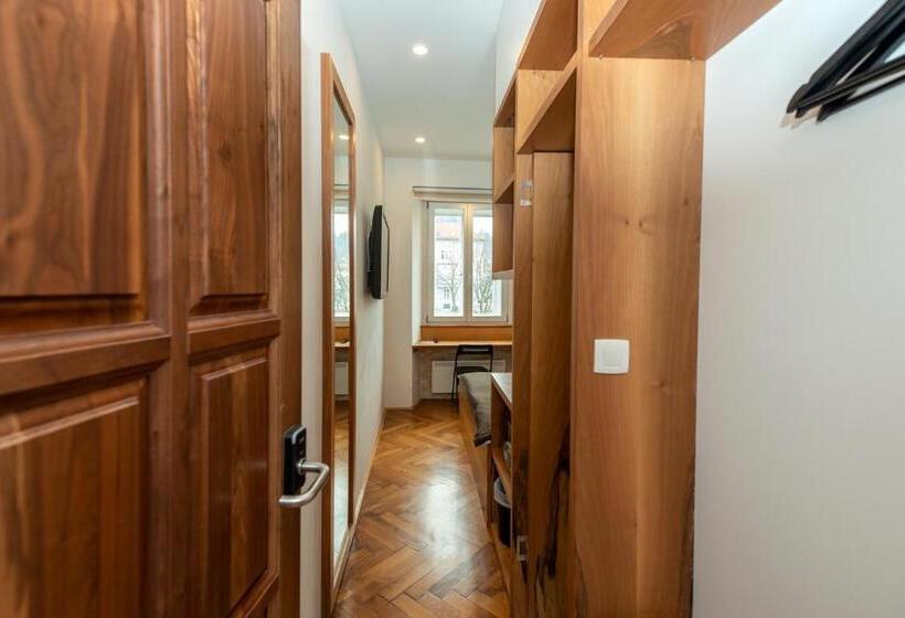 اتاق اکونومی, Galeria River