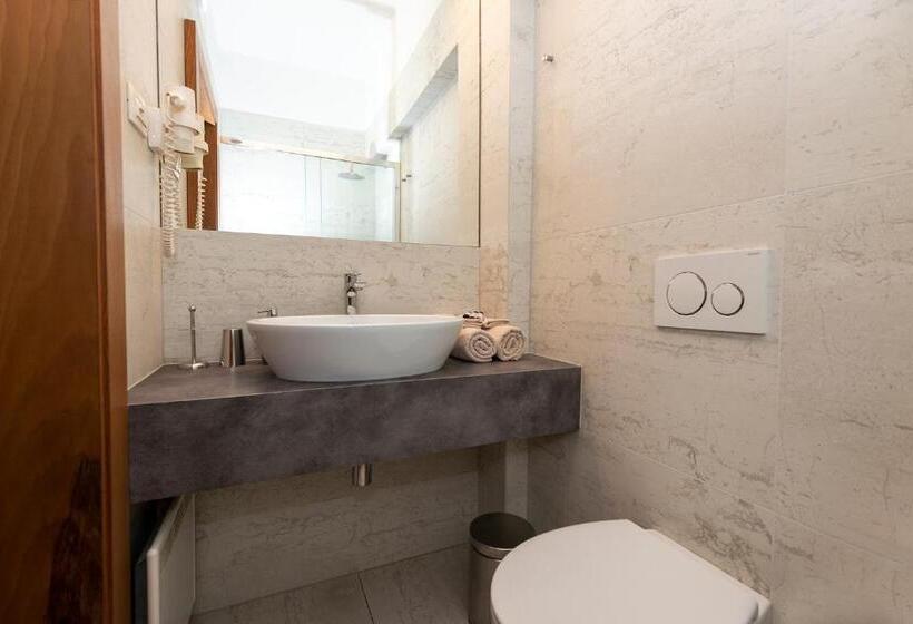 اتاق اکونومی, Galeria River