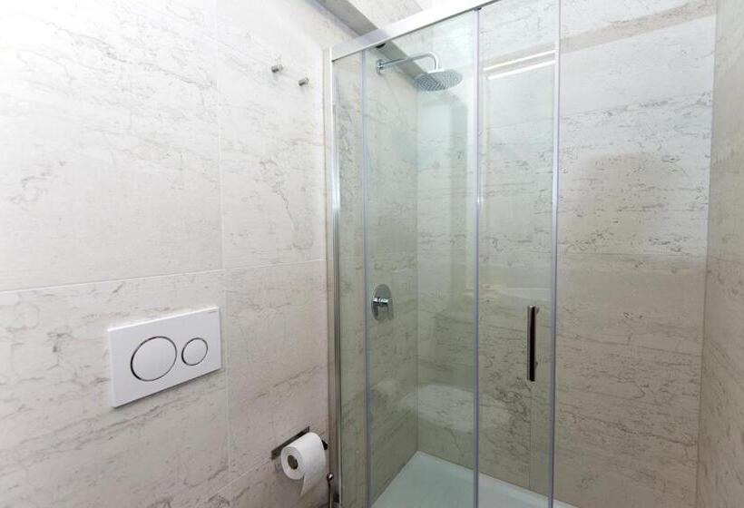 اتاق اکونومی, Galeria River