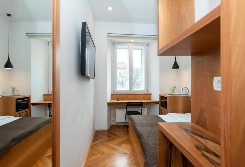 اتاق اکونومی, Galeria River