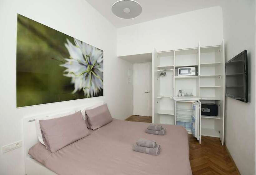 اتاق استاندارد با چشمانداز رودخانه, Galeria River