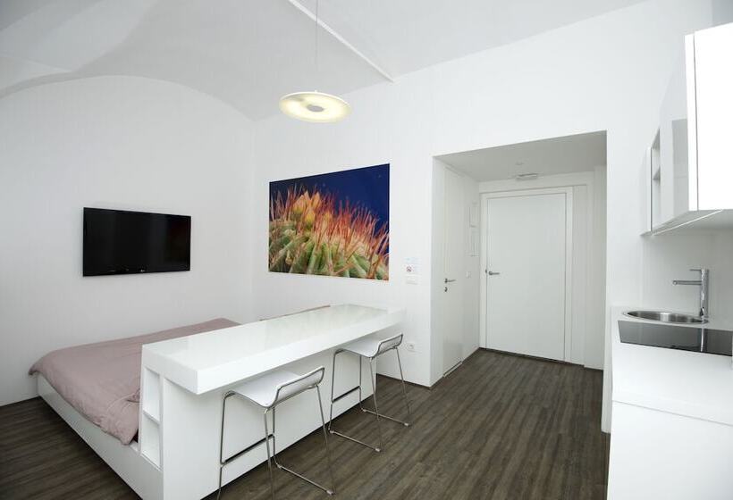 استودیوی استاندارد, Galeria River