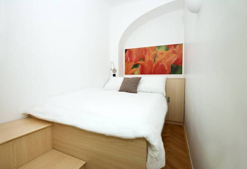 اتاق اکونومی, Galeria River