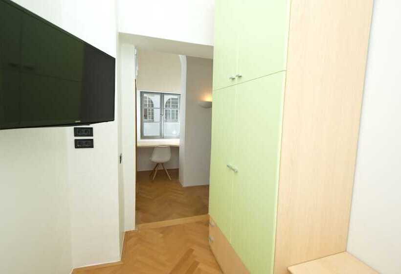 اتاق اکونومی, Galeria River