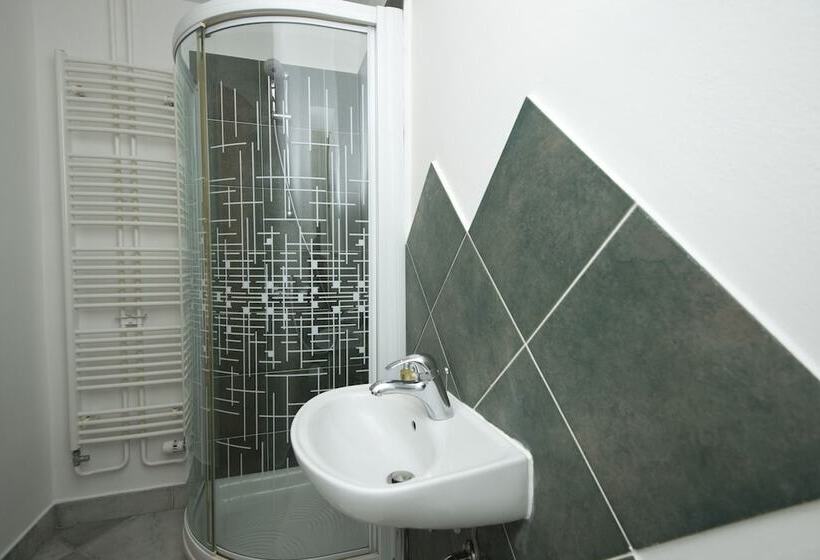 اتاق اکونومی, Galeria River