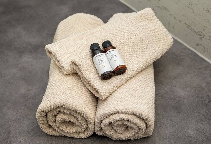 اتاق استاندارد با چشمانداز رودخانه, Galeria River