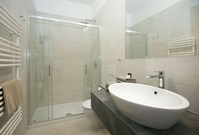 اتاق استاندارد با چشمانداز رودخانه, Galeria River