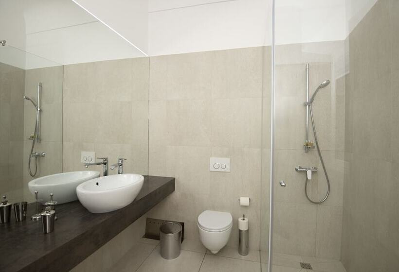 اتاق استاندارد با چشمانداز رودخانه, Galeria River