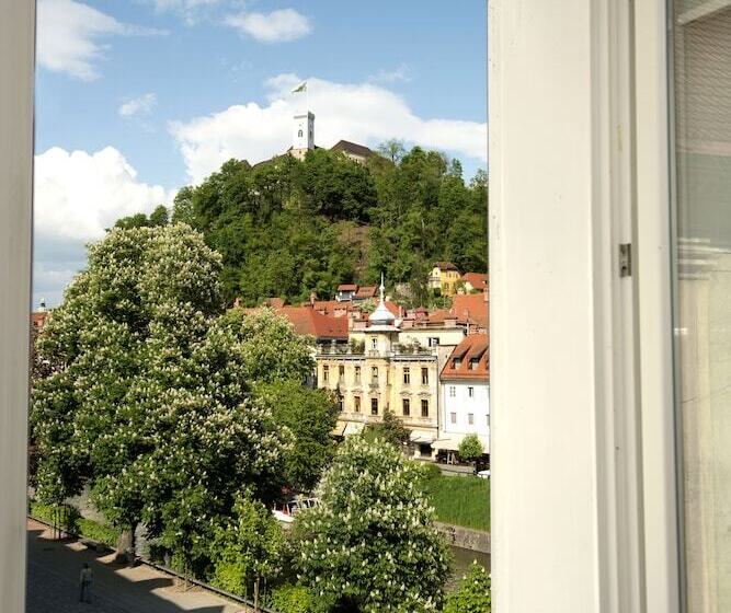 اتاق استاندارد با چشمانداز رودخانه, Galeria River