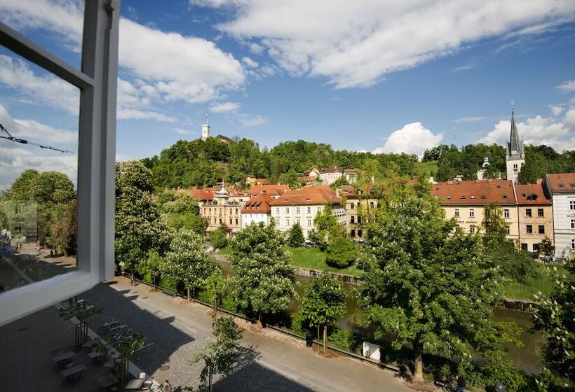 اتاق استاندارد با چشمانداز رودخانه, Galeria River