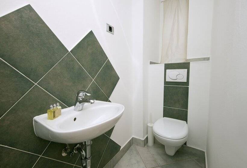 اتاق اکونومی, Galeria River