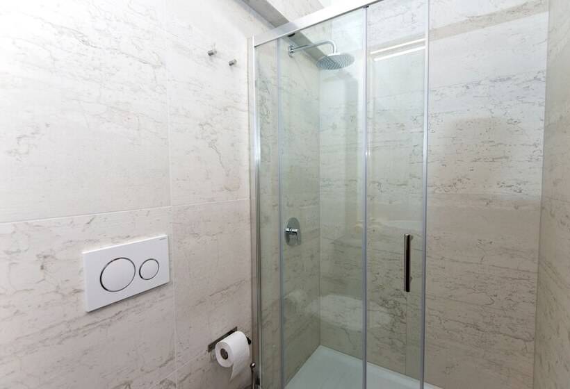 اتاق اکونومی, Galeria River