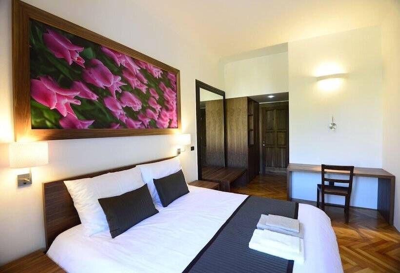 اتاق استاندارد با چشمانداز رودخانه, Galeria River