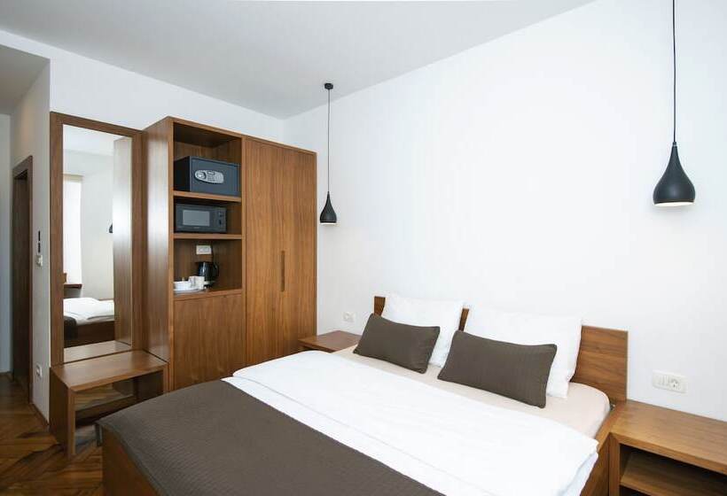 اتاق استاندارد با چشمانداز رودخانه, Galeria River