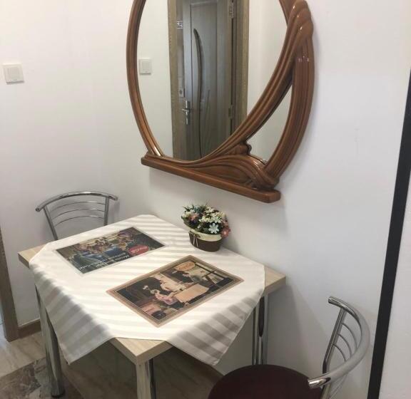 Standard Studio, Taco