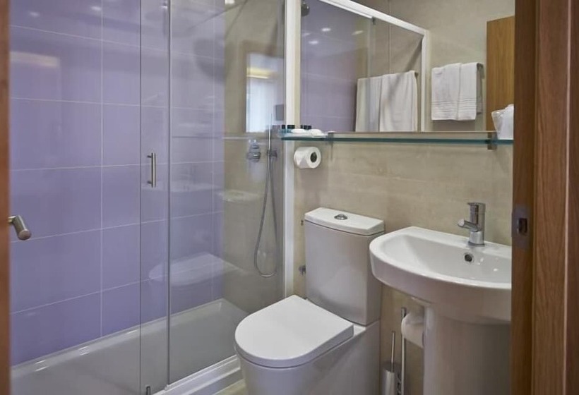 غرفة قياسية ثلاثية, Welcome In