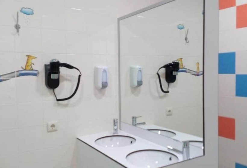 سرير فى غرفة مشتركه, Welcome In