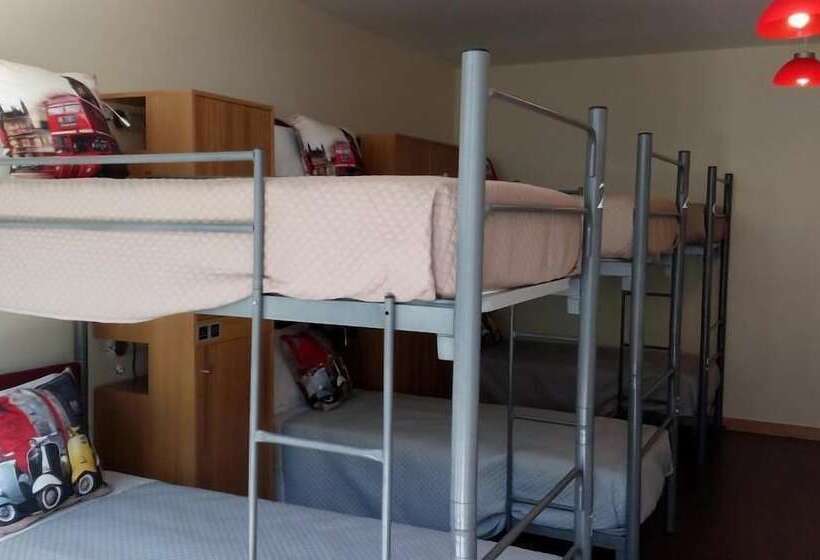 سرير فى غرفة مشتركه, Welcome In