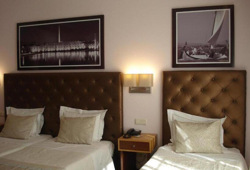 غرفة قياسية ثلاثية, Welcome In