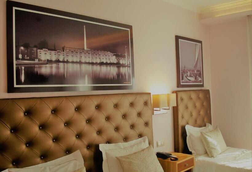 غرفة قياسية ثلاثية, Welcome In