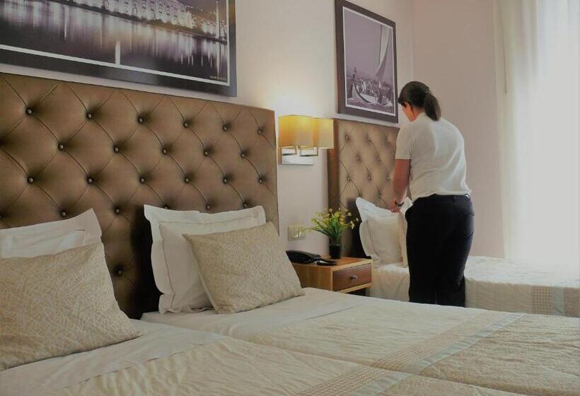 غرفة قياسية ثلاثية, Welcome In