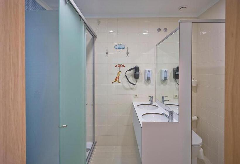 سرير فى غرفة مشتركه, Welcome In