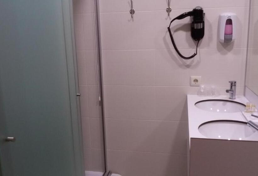 غرفة عائلية, Welcome In