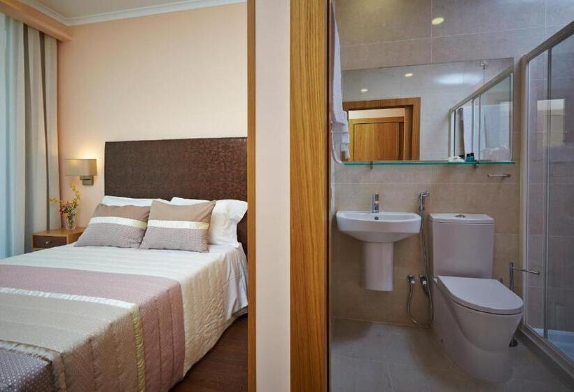 غرفة قياسية مزوَّدة بشُرفة, Welcome In