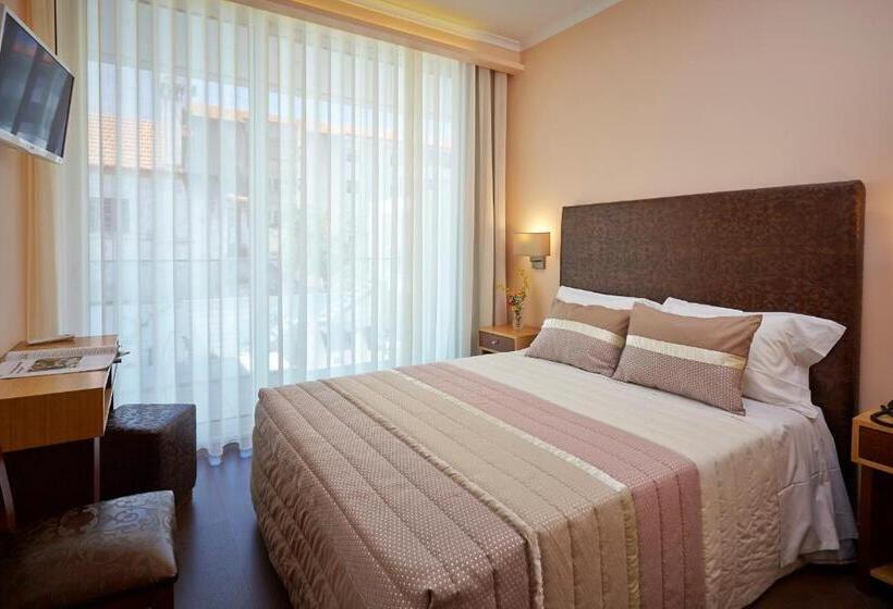 غرفة قياسية مزوَّدة بشُرفة, Welcome In