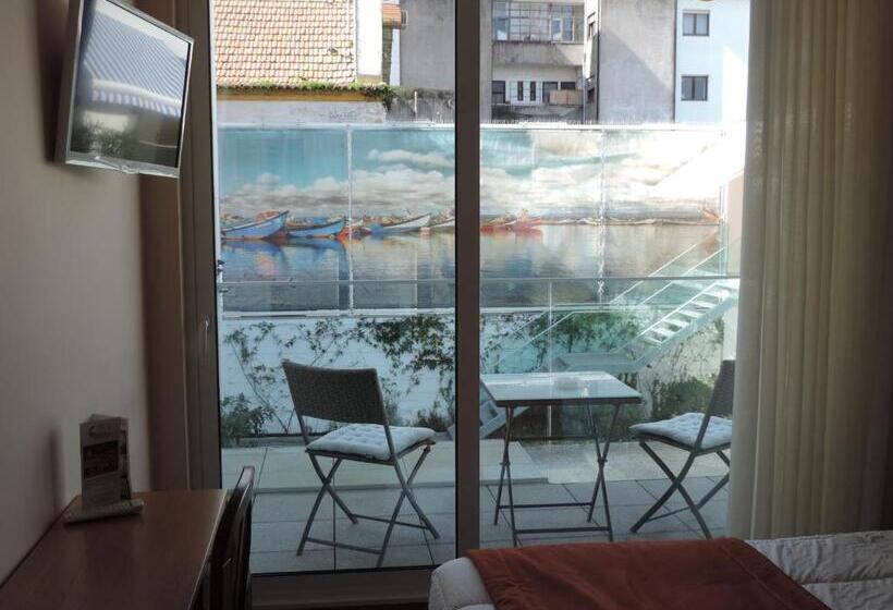 غرفة قياسية مزوَّدة بشُرفة, Welcome In