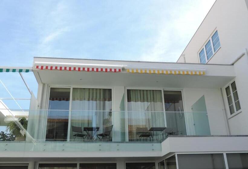 غرفة قياسية مزوَّدة بشُرفة, Welcome In