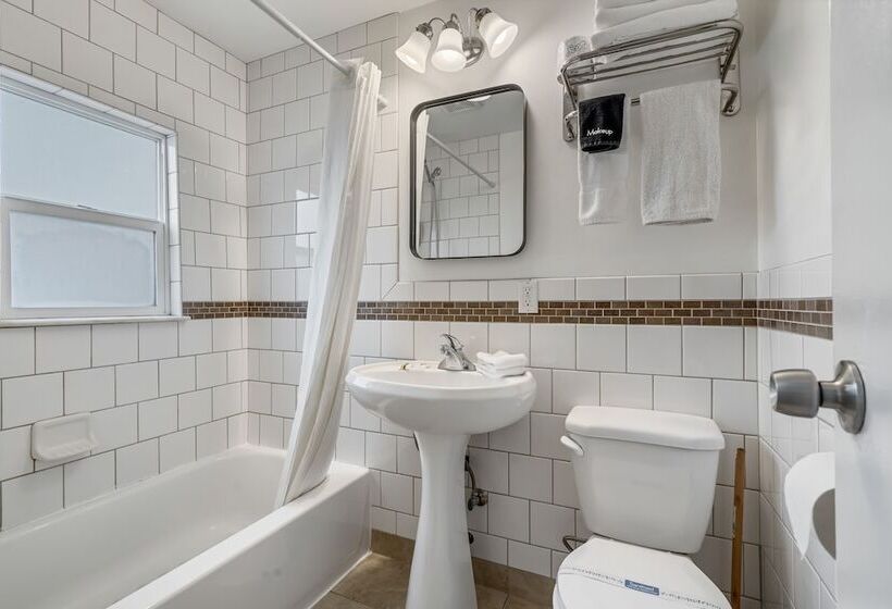 غرفة قياسية ثلاثية, Selkirk Motel